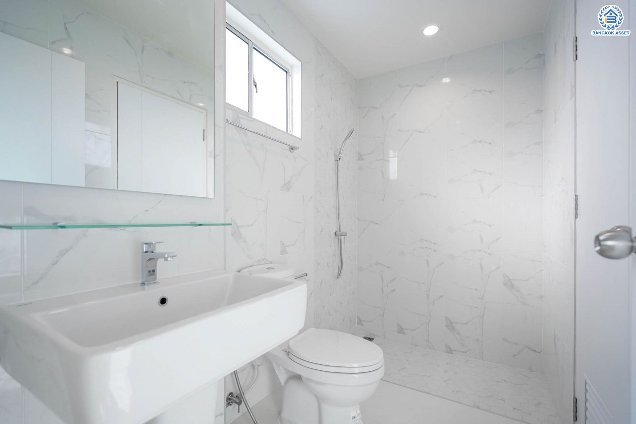 บ้านมือสองตกแต่งใหม่ ม.เดอะไพรเวซี่ ไพร์มเพลส รัตนาธิเบศร์-บางใหญ่ พื้นที่กว้างกว่า 39 ตร.ว. รองรับทุกความสุข ฟังก์ชัน 3 ห้องนอน 2 ห้องน้ำ จอดรถได้ 1 คัน บนทำเลเดินทางสะดวก เชื่อมต่อหลายเส้นทาง ใกล้รถไฟฟ้า "สถานีบางพลู"